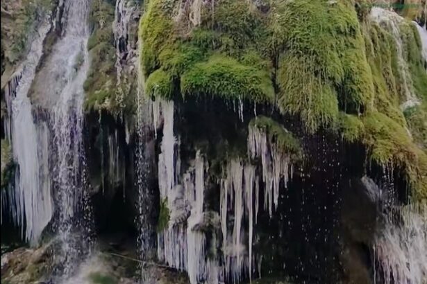 puntea de acces catre cascada bigar a fost refacuta locul poate fi vizitat acum in orice anotimp 681b46ee354d7