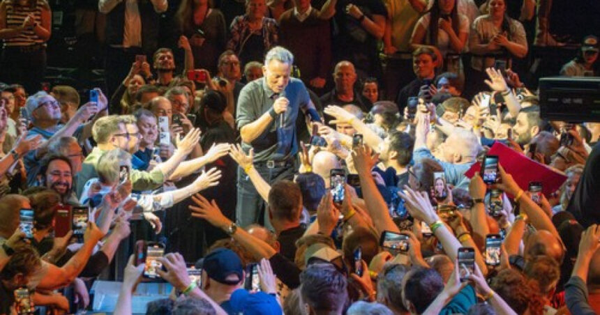 razboiul dintre bruce springsteen si trump continua cantaretul a lansat un album live cu critici la adresa presedintelui american 682e1a5539a48