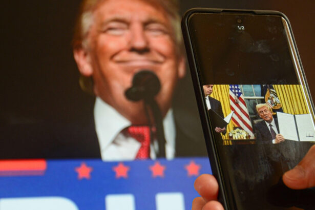 razboiul tarifelor lui trump ar putea duce la scumpirea smartphone urilor industria se confrunta cu o furtuna de incertitudine 68399b855f1a5