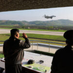 respectatul tovaras kim jong un a vizitat o unitate de aviatie din coreea de nord si a ghidat personal manevrele aeriene 6828f37306cdb