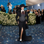 rihanna e insarcinata cu al treilea copil cu aap rocky cum a aparut imbracata la met gala 2025 unde tema a fost dedicata modei masculine 6819e50ef35b6