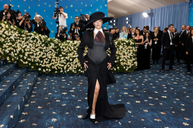 rihanna e insarcinata cu al treilea copil cu aap rocky cum a aparut imbracata la met gala 2025 unde tema a fost dedicata modei masculine 6819e50ef35b6