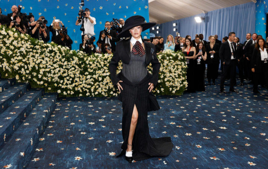 rihanna e insarcinata cu al treilea copil cu aap rocky cum a aparut imbracata la met gala 2025 unde tema a fost dedicata modei masculine 6819e50ef35b6