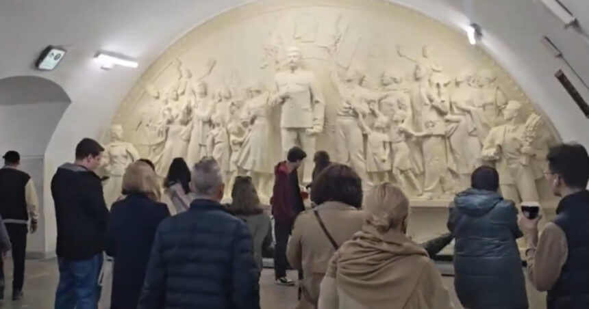 rusia lui putin revine la cultul personalitatii lui stalin o statuie a dictatorului sovietic a fost reinstalata la metroul din moscova 6826f8ff5317d