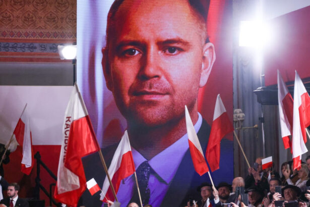 scheletele din dulapul lui karol nawrocki nu ii afecteaza candidatura la presedintia poloniei ba chiar l ar putea ajuta sa castige 6839c2adaf08c