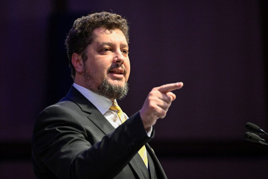 tarziu simion escaladeaza conflictul romano roman aur va avea multe probleme sa intre din nou in parlament 683180099f29d