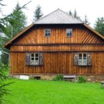 tot mai multe pensiuni si hoteluri folosesc lemnul pentru a se incadra in traditional in maramures 681c593799221