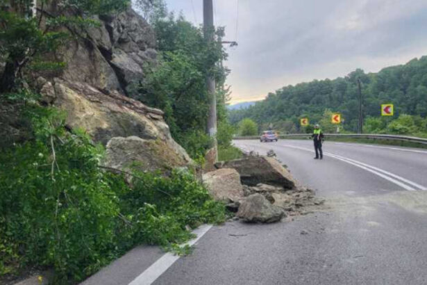 trafic rutier afectat pe valea oltului dn7 in zona calinesti din cauza unor pietre cazute pe carosabil 6836111cd113f
