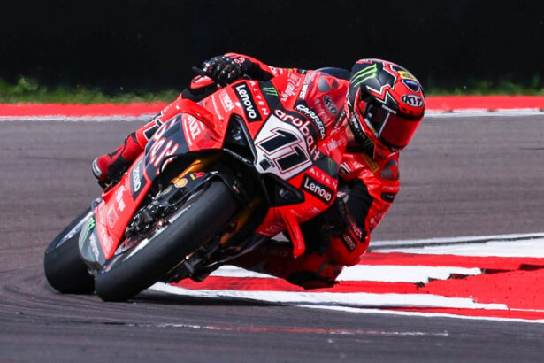 tragedie la campionatul britanic de superbike doi motociclisti au murit in urma unui carambol 6819c33008477