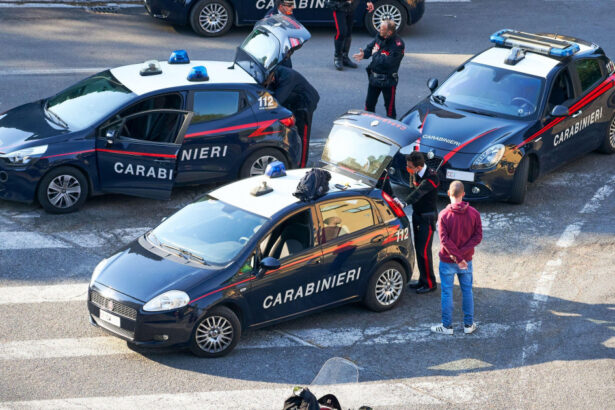 turist german urmarit de politie pe strazile din roma a fugit pe scuter cu un artefact roman antic luat ca suvenir 68302cb88cd26