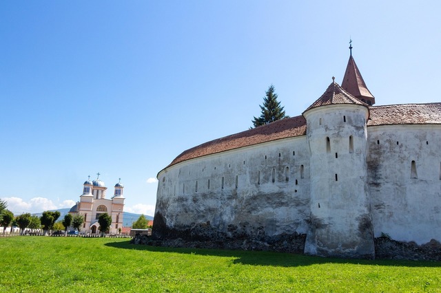 turistii care merg in transilvania pot face turul bisericilor fortificate ridicate de sasi 681c8dfd94221