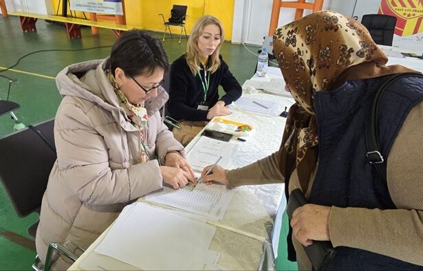 turistii din vama veche voteaza masiv au fost suplimentate buletinele de vot la sectia de votare nr 469 68172f5c6f3b4