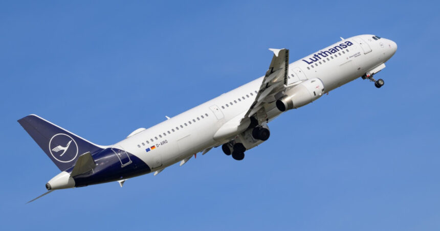 un avion lufthansa a zburat fara pilot dupa ce comandatul a fost blocat in afara cockpitului iar copilotul a lesinat raport oficial 682af8f72ff59