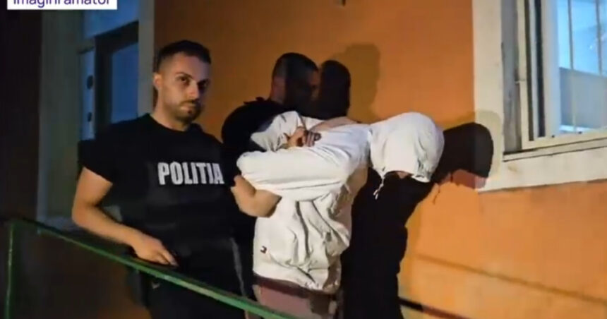 un barbat acuzat de furt i a atacat pe politistii care incercau sa l prinda a muscat de mana un agent 68204625cb03b