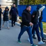 un barbat si o femeie care au santajat peste 20 de persoane pe care le a determinat sa apara dezbracate in fata camerei nemultumiti de pedepsele primite 681d4a7b81508