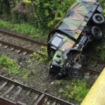 un camion nato s a rasturnat de pe un pasaj rutier pe calea ferata la intrarea in calimanesti doi militari francezi au fost raniti 6827549aca214