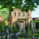 un cuplu britanic a fost despagubit dupa ce 170 de mingi apartinand unui teren de fotbal din apropiere au ajuns in gradina casei lor 682c941006d0b