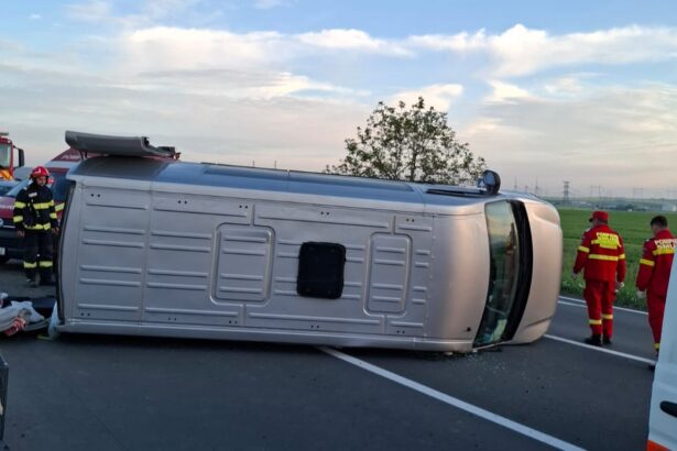un microbuz transformat in rulota s a rasturnat pe dn2a doi ucraineni au fost implicati in accident 681b2d0998005