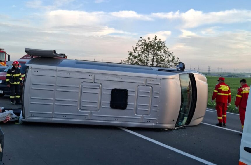 un microbuz transformat in rulota s a rasturnat pe dn2a doi ucraineni au fost implicati in accident 681b2d0998005