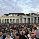 vaticanul a distribuit fotografia oficiala a papei leon al xiv lea oficiali din romania la inaugurarea pontificatului sau 6828e8c1aa9f6