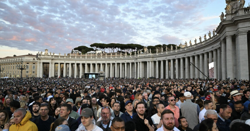 vaticanul a distribuit fotografia oficiala a papei leon al xiv lea oficiali din romania la inaugurarea pontificatului sau 6828e8c1aa9f6