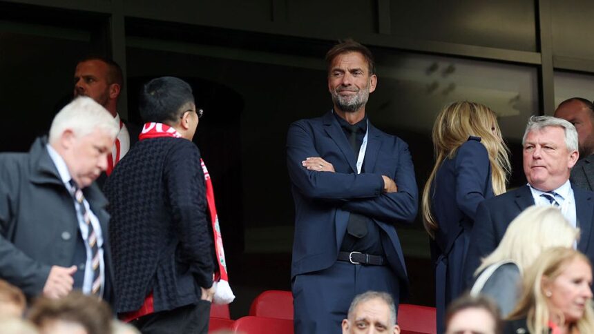 video arne slot nu l a uitat pe jurgen klopp gestul tehnicianului de la liverpool de la festivitatea de decernare a titlului in premier league 68335f3f378d5