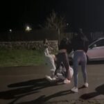 video bataie cu pumni si picioare intre mai multe fete in plina strada la ion corvin o tanara a fost pusa la pamant si lovita din toate partile 682b77241cd58