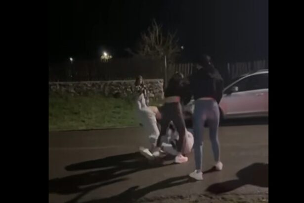 video bataie cu pumni si picioare intre mai multe fete in plina strada la ion corvin o tanara a fost pusa la pamant si lovita din toate partile 682b77241cd58