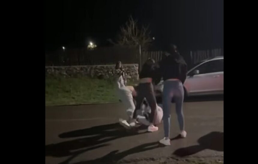video bataie cu pumni si picioare intre mai multe fete in plina strada la ion corvin o tanara a fost pusa la pamant si lovita din toate partile 682b77241cd58
