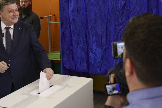 video crin antonescu la iesirea de la urne am votat pentru o romanie puternica unita si demna 68171c4f47ed4