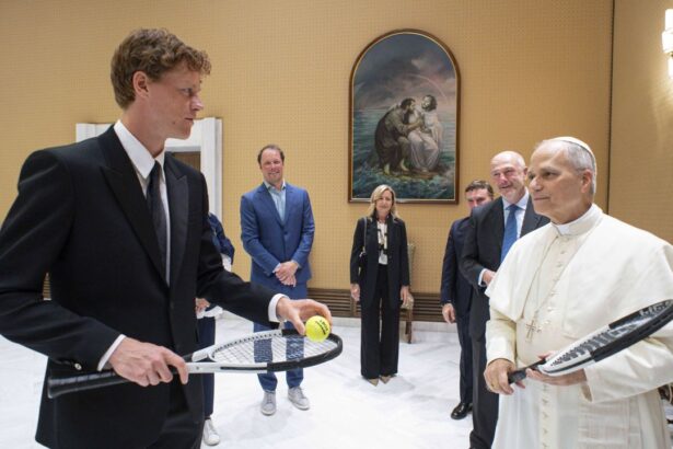 video de data asta s a abtinut ce a facut jannik sinner la intalnirea cu papa leon al xiv lea 6824aa24ad2a3