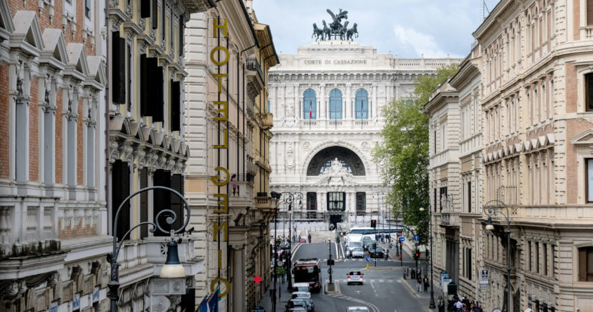 video declaratia de avere este publica in italia in spania doar inaltii demnitari sunt obligati sa o completeze regele este exceptat 6839c9dd46be1