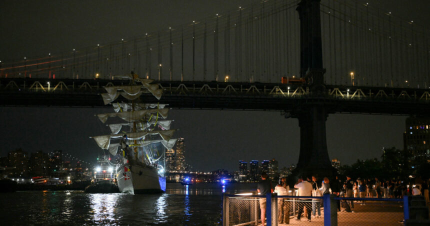 video doi morti dupa ce un velier al marinei mexicane a lovit podul brooklyn din new york 68298ae0b30a9