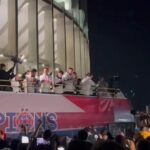 video exclusiv nebunie in bucuresti fcsb a declansat fiesta pe strazi cu trofeul de campioana manele in autocar si parada triumfala 68290477f2137