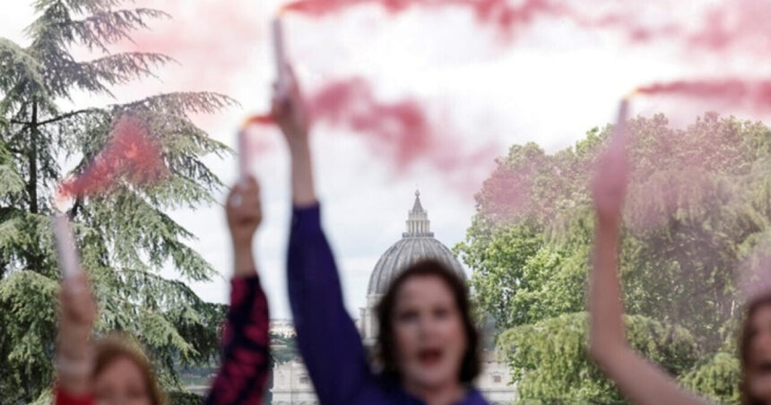 video fum roz la vatican activiste cer includerea femeilor in conclav 681b8850219e7