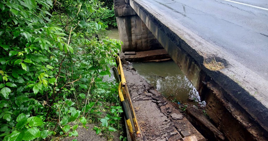 video furtunile fac ravagii un barbat a murit dupa ce a fost lovit de fulger in maramures un pod s a surpat traficul e inchis 68318ccaab259