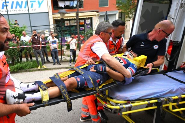 video imagini horror de la turul italiei ciclistul si a fracturat a 11 a vertebra si a ramas intins pe trotuar 681f32e5e1ccb
