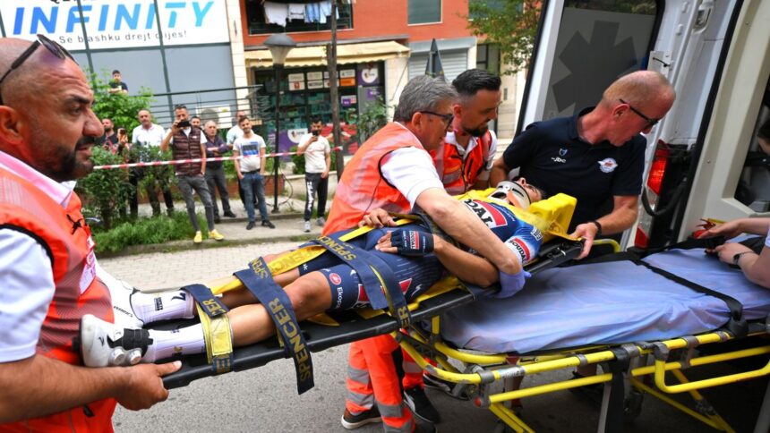 video imagini horror de la turul italiei ciclistul si a fracturat a 11 a vertebra si a ramas intins pe trotuar 681f32e5e1ccb