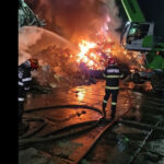 video incendiu in portul constanta 800 de tone de deseuri feroase cuprinse de flacari 683b145341b05