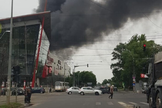 video incendiu puternic la un mall din arad doi angajati surprinsi de foc pe acoperisul cladirii a fost emis mesaj ro alert 681f648966eff