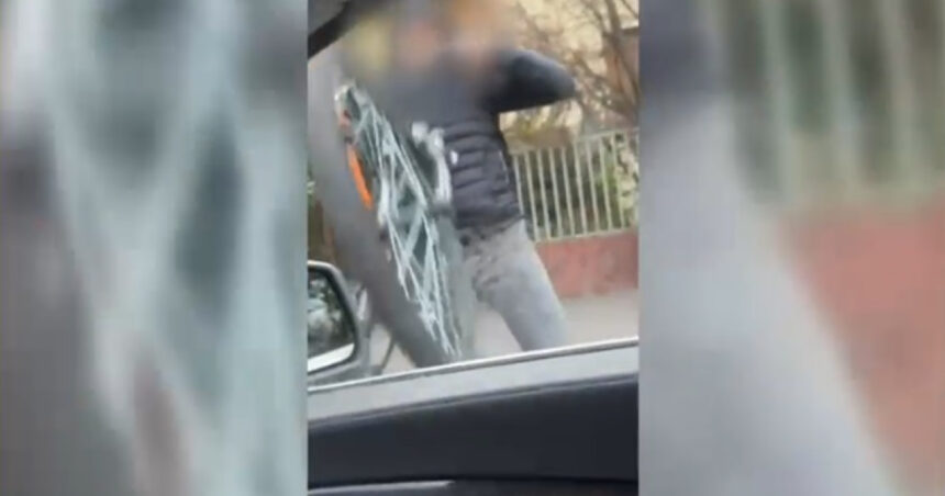 video incident violent in trafic la timisoara un biciclist a atacat o soferita si i a spart parbrizul masinii 6819b1d6627c3