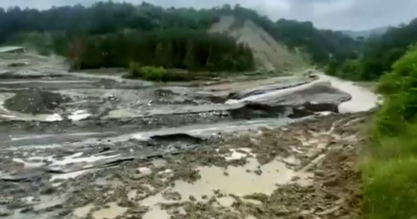 video inundatii puternice la salina praid debitul paraului din zona a crescut de peste o suta de ori activitatile in zona salinei sistate 68372ab4c1c01