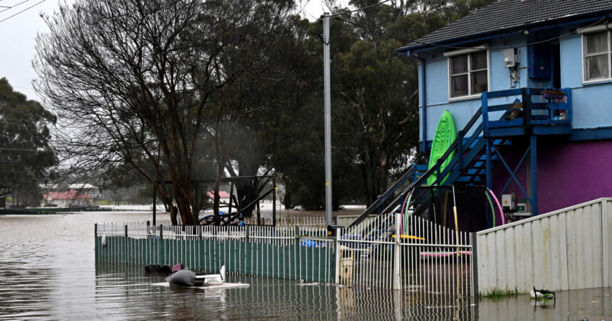 video inundatiile au facut prapad in australia a plouat intr o zi cat pentru 4 luni localnicii s au refugiat pe acoperisuri 682d7c1c4a67b