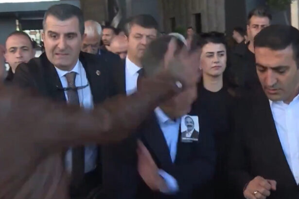 video liderul opozitiei din turcia a fost atacat de catre un barbat dupa o ceremonie de comemorare 6817a207449b3