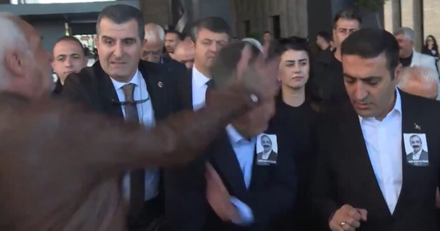 video liderul opozitiei din turcia a fost atacat de catre un barbat dupa o ceremonie de comemorare 6817a207449b3