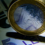 video maxim istoric cursul euro leu anuntat de bnr a depasit pragul psihologic de 5 lei 681a19b7ac559