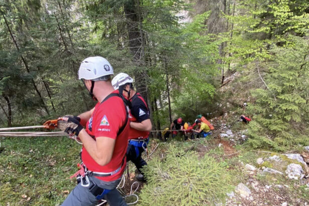 video misiune contracronometru in bihor si alba pentru salvarea unor turisti raniti pe munte unul dintre ei a intrat pe un traseu interzis 6820d99a28d43