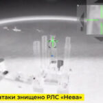 video momentul in care obiective militare ale kremlinului in marea neagra sunt distruse de o lovitura combinata de drone maritime si aeriene 682ae71355d11