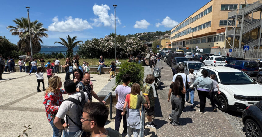 video panica la napoli dupa un cutremur de 44 scoli evacuate metrou blocat si trafic paralizat 682367ac833ee