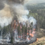 video peste 17 000 de persoane evacuate din cauza incendiilor de vegetatie in centrul canadei flacarile se deplasau foarte repede 68381fd8e0b5b